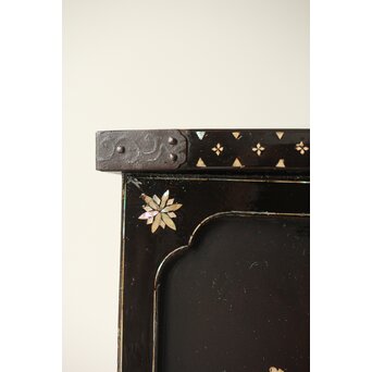 南蛮漆芸意匠 鉄地銀象嵌装飾 螺鈿漢詩山水図 整理棚　Q311 