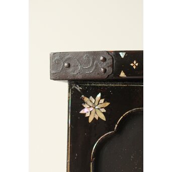 南蛮漆芸意匠 鉄地銀象嵌装飾 螺鈿漢詩山水図 整理棚　Q311 