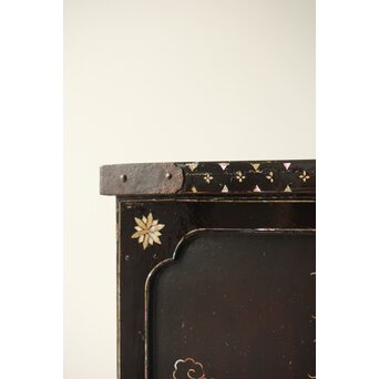 南蛮漆芸意匠 鉄地銀象嵌装飾 螺鈿漢詩山水図 整理棚　Q311 