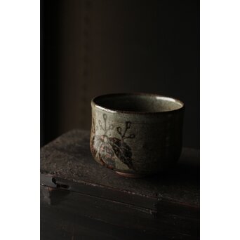 清水六兵衛 菊桐紋 絵唐津茶碗  藪内節庵敷箱  　P368 