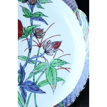 師 富本憲吉 斎藤陶斎/三郎【色絵輪花 紅蜀葵文飾皿】 P377 