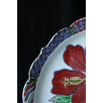 師 富本憲吉 斎藤陶斎/三郎【色絵輪花 紅蜀葵文飾皿】 P377 