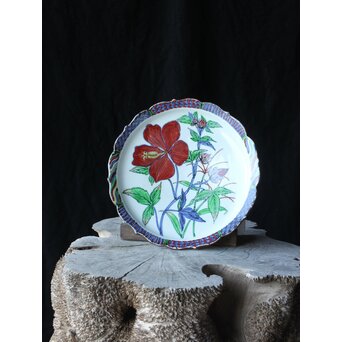 師 富本憲吉 斎藤陶斎/三郎【色絵輪花 紅蜀葵文飾皿】 P377