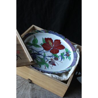 師 富本憲吉 斎藤陶斎/三郎【色絵輪花 紅蜀葵文飾皿】 P377 