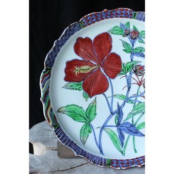 師 富本憲吉 斎藤陶斎/三郎【色絵輪花 紅蜀葵文飾皿】 P377 