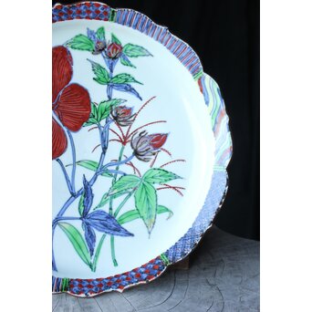 師 富本憲吉 斎藤陶斎/三郎【色絵輪花 紅蜀葵文飾皿】 P377 