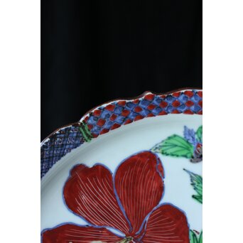 師 富本憲吉 斎藤陶斎/三郎【色絵輪花 紅蜀葵文飾皿】 P377 