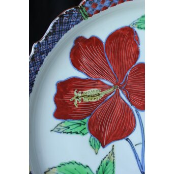師 富本憲吉 斎藤陶斎/三郎【色絵輪花 紅蜀葵文飾皿】 P377 