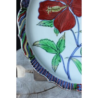 師 富本憲吉 斎藤陶斎/三郎【色絵輪花 紅蜀葵文飾皿】 P377 