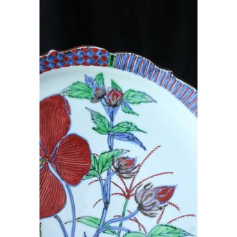 師 富本憲吉 斎藤陶斎/三郎【色絵輪花 紅蜀葵文飾皿】 P377 