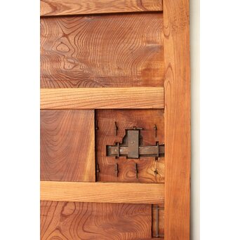 上杢 欅一枚板蔵戸　W093Y 丁寧に引戸式で　鍵が隠されています
