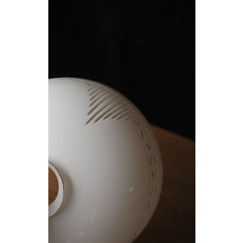 古手 乳白色ガラス被切子電笠　A070 