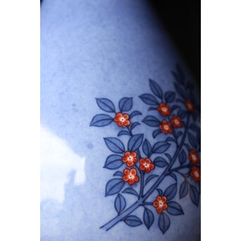 十三代 今泉今右衛門 色鍋島吹墨草花文花瓶 共箱　P346 