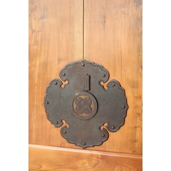 二枚板蔵戸　W100Y 個性的な金具