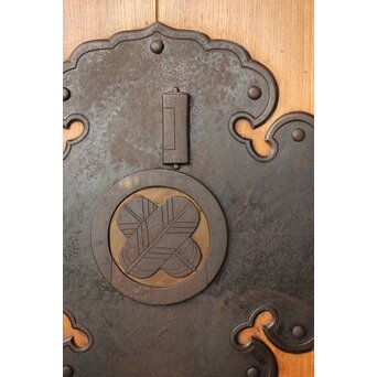 二枚板蔵戸　W100Y 重ね鷹の羽ですね