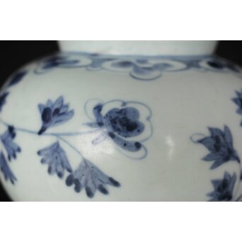 李朝中期 官窯廣州窯 分院里手 染付牡丹文壷【壺中居】解説書/貼紙　P352 