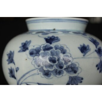 李朝中期 官窯廣州窯 分院里手 染付牡丹文壷【壺中居】解説書/貼紙　P352 