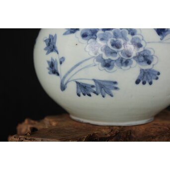 李朝中期 官窯廣州窯 分院里手 染付牡丹文壷【壺中居】解説書/貼紙　P352 