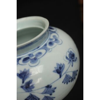 李朝中期 官窯廣州窯 分院里手 染付牡丹文壷【壺中居】解説書/貼紙　P352 