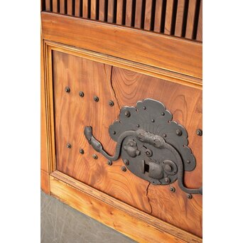 天地板 総欅巾着金具蔵戸　W107Y 腰板　各所割れあり