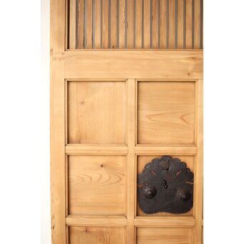 白木格子蔵戸　W108 腰板に金具　ワンアクセントが効いています