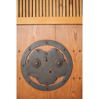 格子蔵戸　W109 木地に映える　漆黒の金具