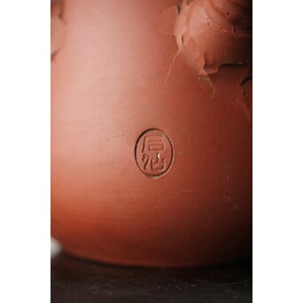 常滑 清水石仙 朱泥急須 四字文人図彫　P359 