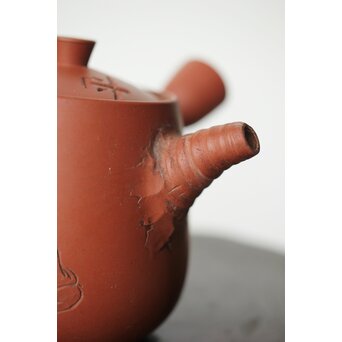 常滑 清水石仙 朱泥急須 四字文人図彫　P359 