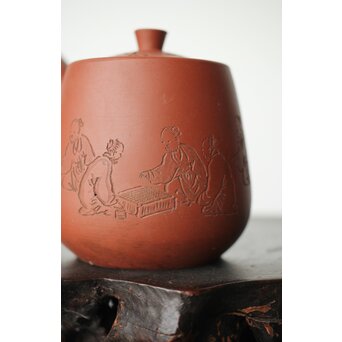 常滑 清水石仙 朱泥急須 四字文人図彫　P359 