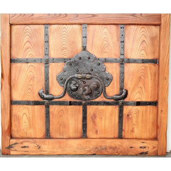 天地板 総欅巾着金具蔵戸　W111 巾着金具とのコントラスト