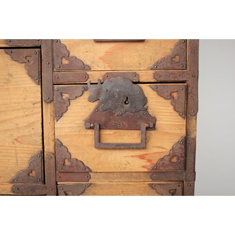 特殊金具 杉の衣装箪笥　C409 ウシです