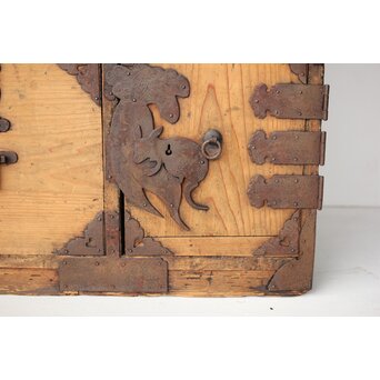 特殊金具 杉の衣装箪笥　C409 ねずみ大根　どれも個性的なデザインです