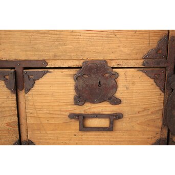 特殊金具 杉の衣装箪笥　C409 角引手が素敵です