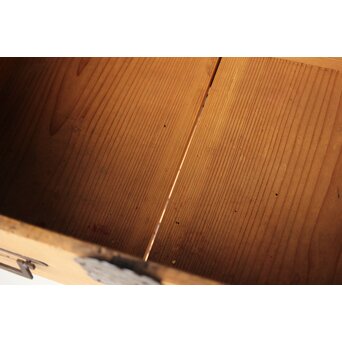 特殊金具 杉の衣装箪笥　C409 隙などはそのままです