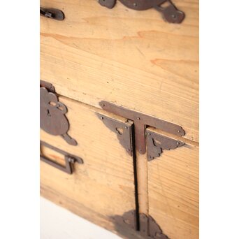 特殊金具 杉の衣装箪笥　C409 多少閉まりにくい部分も