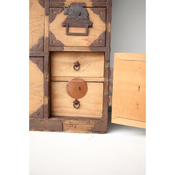 特殊金具 杉の衣装箪笥　C409 開き戸は少し固いです