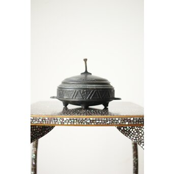 李王家美術工場造/美銘 大正四年 朝鮮鉄道記念/行啓記念 李朝鍋意四足香炉 2個　M376 