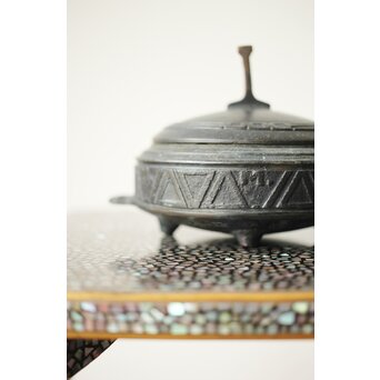 李王家美術工場造/美銘 大正四年 朝鮮鉄道記念/行啓記念 李朝鍋意四足香炉 2個　M376 