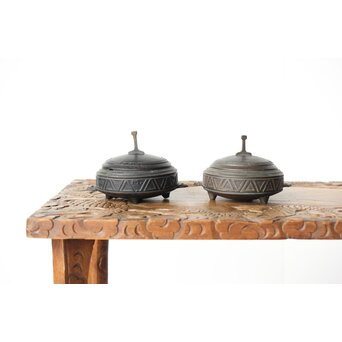 李王家美術工場造/美銘 大正四年 朝鮮鉄道記念/行啓記念 李朝鍋意四足香炉 2個　M376