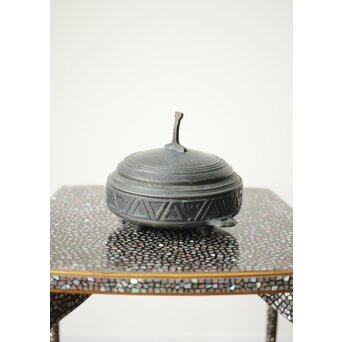 李王家美術工場造/美銘 大正四年 朝鮮鉄道記念/行啓記念 李朝鍋意四足香炉 2個　M376 