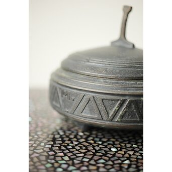 李王家美術工場造/美銘 大正四年 朝鮮鉄道記念/行啓記念 李朝鍋意四足香炉 2個　M376 