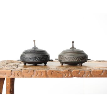 李王家美術工場造/美銘 大正四年 朝鮮鉄道記念/行啓記念 李朝鍋意四足香炉 2個　M376 