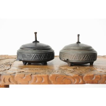 李王家美術工場造/美銘 大正四年 朝鮮鉄道記念/行啓記念 李朝鍋意四足香炉 2個　M376 