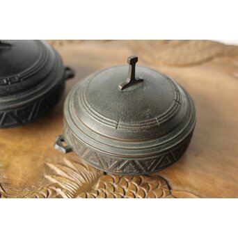 李王家美術工場造/美銘 大正四年 朝鮮鉄道記念/行啓記念 李朝鍋意四足香炉 2個　M376 