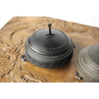 李王家美術工場造/美銘 大正四年 朝鮮鉄道記念/行啓記念 李朝鍋意四足香炉 2個　M376 