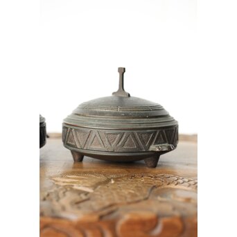 李王家美術工場造/美銘 大正四年 朝鮮鉄道記念/行啓記念 李朝鍋意四足香炉 2個　M376 