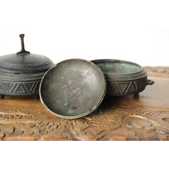 李王家美術工場造/美銘 大正四年 朝鮮鉄道記念/行啓記念 李朝鍋意四足香炉 2個　M376 