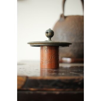 霊芝図 在銘 竹彫蓋置　U338 