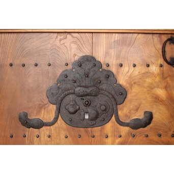 総欅巾着格子蔵戸　W128Y 迫力の鉄巾着金具