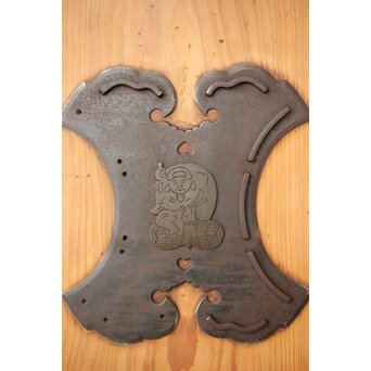 三枚継板蔵戸　W0134 大黒様　化粧金具数か所欠損